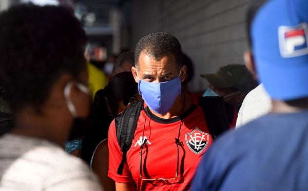 Homem de máscara em aglomeração no Comércio.