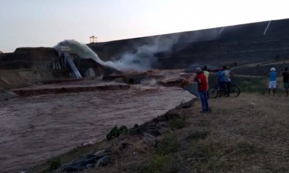 Momento do rompimento da barragem em Jati, interior do Ceará por YouTube