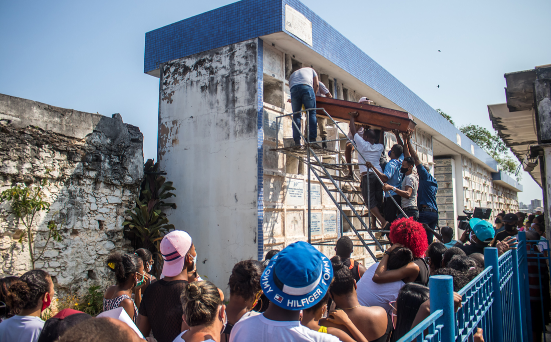 Moradores dizem que PMs esconderam cápsulas após morte de adolescente na Santa Mônica. por Nara Gentil/CORREIO