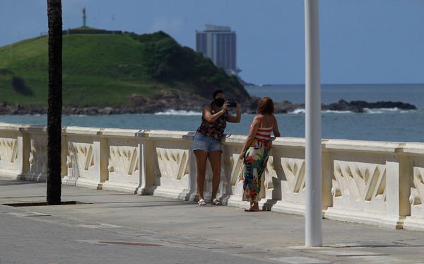 Mulheres aproveitam para registrar passeio na orla da Barra. por Arisson Marinho/CORREIO