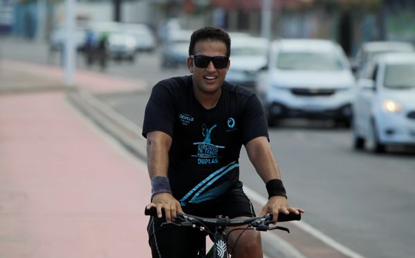 Na orla de Itapuã, homem passeia de bicicleta sem máscara. por Arisson Marinho/CORREIO