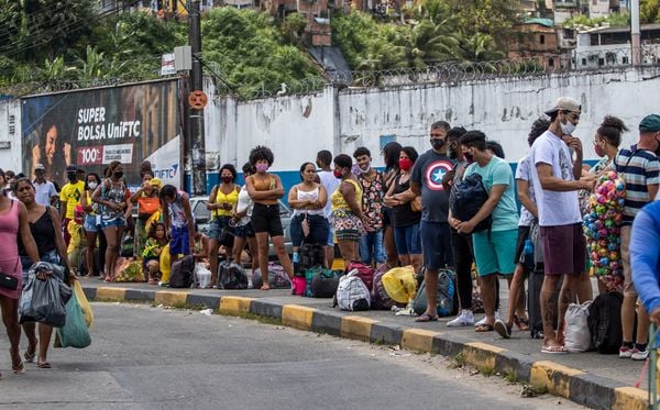 Fila de passageiros por Nara Gentil/CORREIO