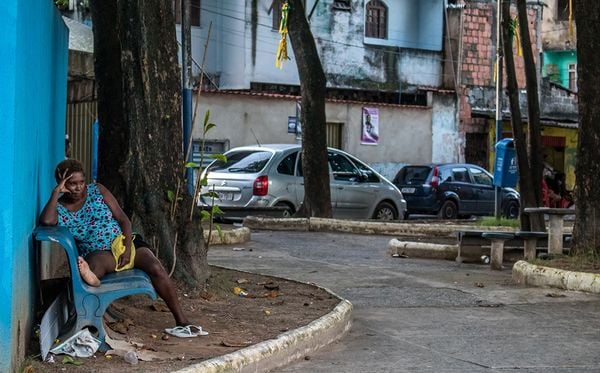 No Lobato, moradores também não respeitam as medidas de isolamento e proteção contra o coronavírus exigidas pelas autoridades. por Nara Gentil/CORREIO