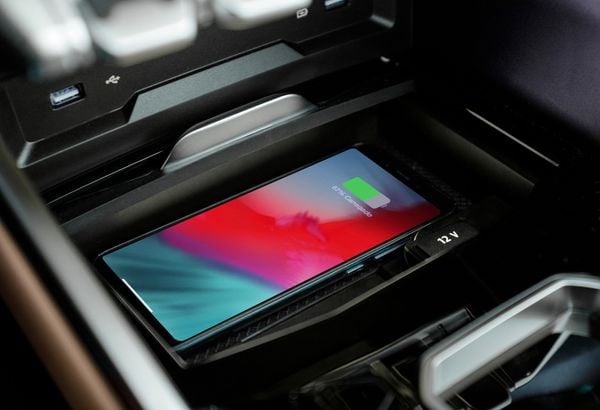 O Territory Titanium tem um carregador sem fio para smartphones