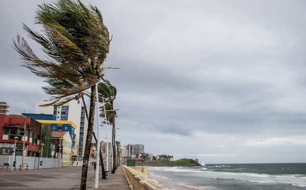 Os ventos fortes e as chuvas em Salvador devem se estender até o próximo domingo (24). por Nara Gentil/CORREIO