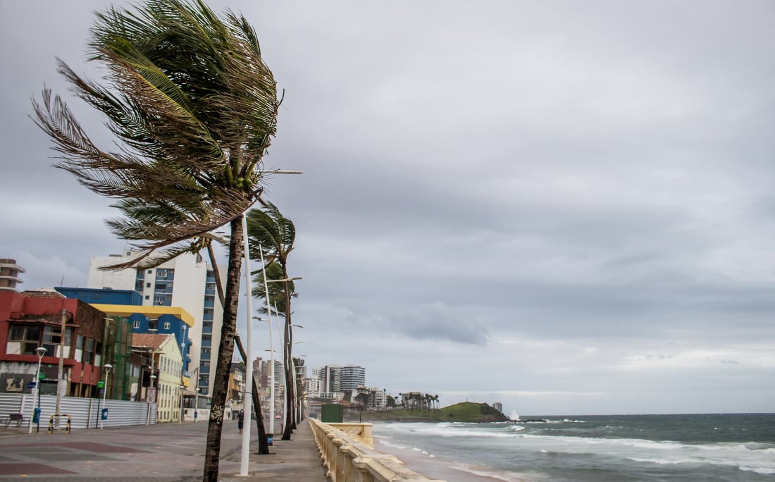 Os ventos fortes e as chuvas em Salvador devem se estender até o próximo domingo (24). por Nara Gentil/CORREIO