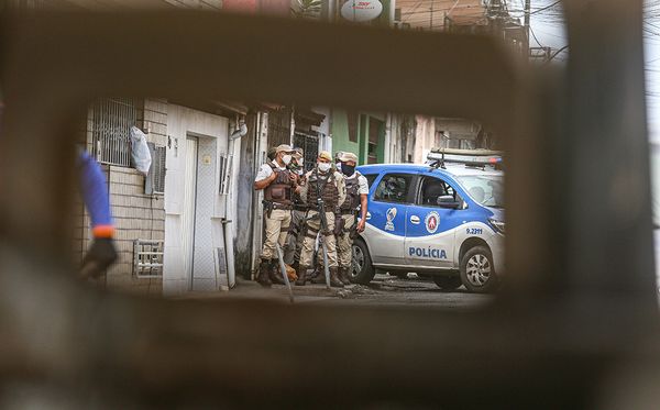 Policiais militares faziam a segurança do local. por Tiago Caldas/CORREIO