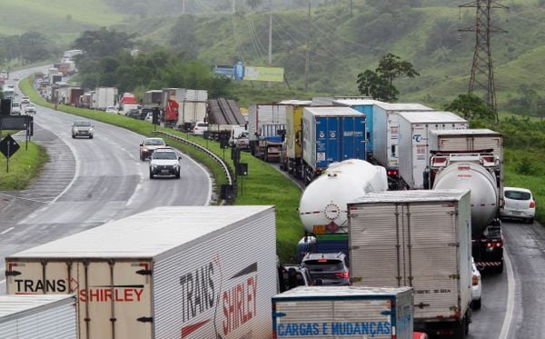 Por dia, cerca de 12 mil veículos passa pela região afetada pela cratera na BR-324. por Arisson Marinho?CORREIO