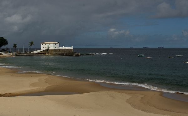 Praia do Porto da Barra foi uma das interditadas pela prefeitura de Salvador.