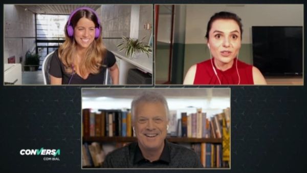 Programa teve como convidadas duas mulheres que transitam pelas artes cênicas, o humor e a sátira política: Mônica Iozzi e Maria Bopp por Reprodução/Globo