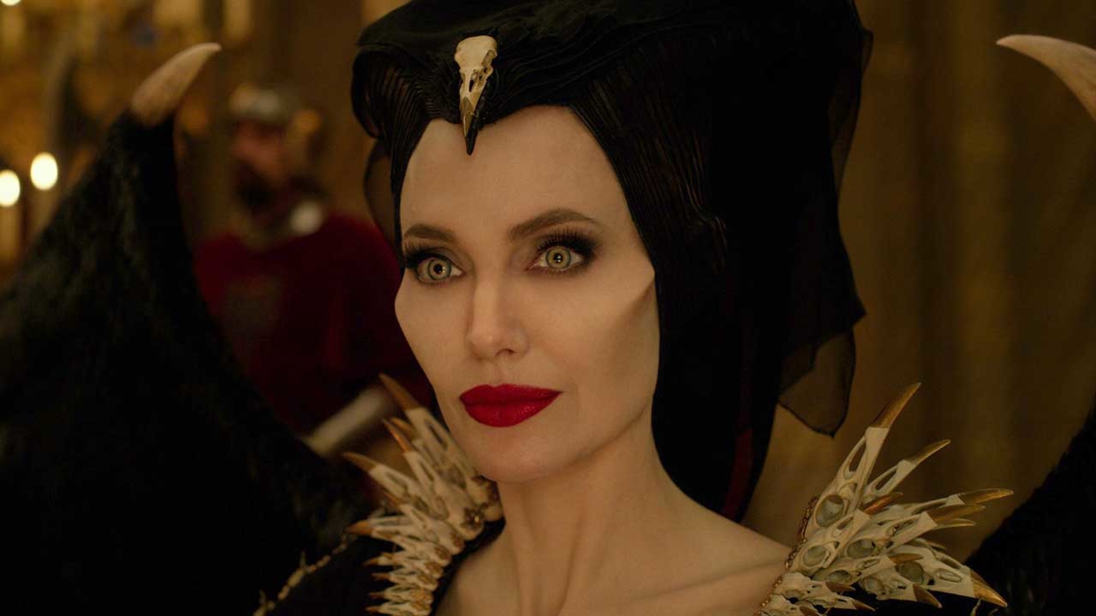 Passo a passo ensina a fazer maquiagem de Angelina Jolie no filme