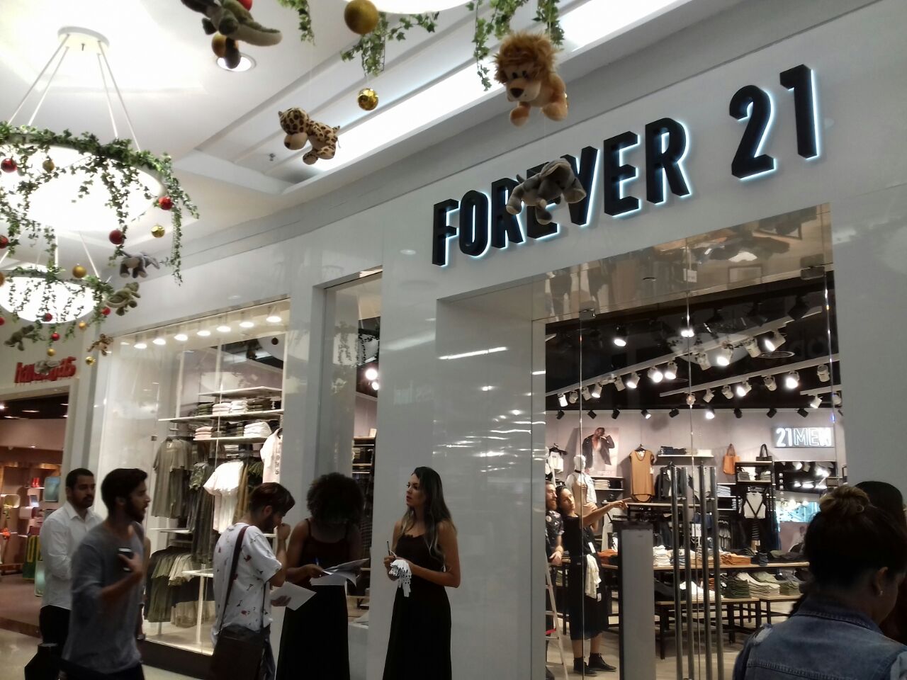 Forever 21 fecha todas as lojas no Brasil e faz queima de estoque