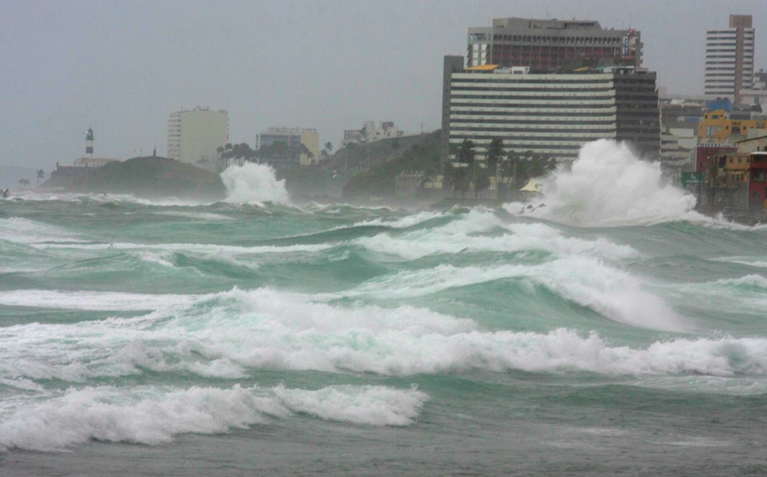 Com ventos fortes e mar agitado na Baía de Todos-os-Santos, ondas