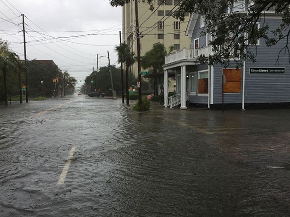 Água tomas as ruas de Charleston, na Carolina do Sul por AFP
