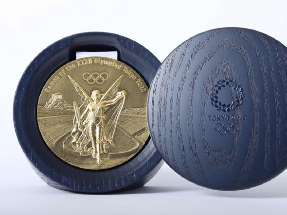 Aí está a medalha mais cobiçada de todas, a de ouro por  Handout / Tokyo 2020 / AFP