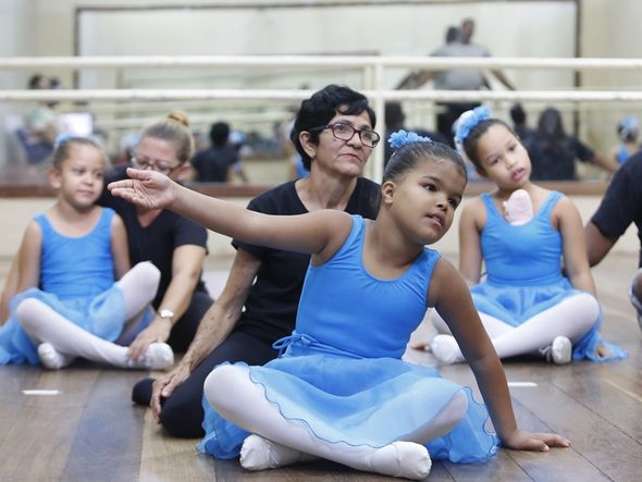 Alunas e mentores repetem movimentos do balé por Marina Silva/CORREIO
