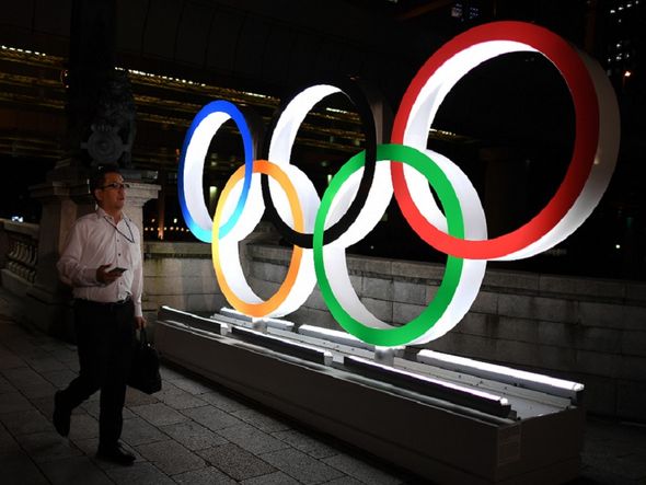 Aneis olímpicos compõem a paisagem da capital japonesa por Charly Triballeau / AFP