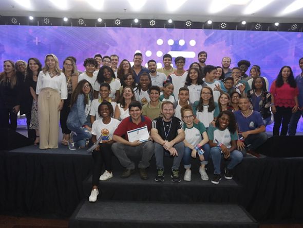 As cinco equipes classificadas comemoram o sucesso da Agenda Bahia/ Olimpíada Brasileira de Robótica por Foto: Marina Silva/ CORREIO