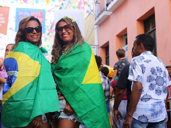 As professoras Lucidalva Daltro e Ivone Matos vestiram a bandeira do Brasil para torcer pelas meninas da Seleção por Foto: Roberto Abreu/ CORREIO