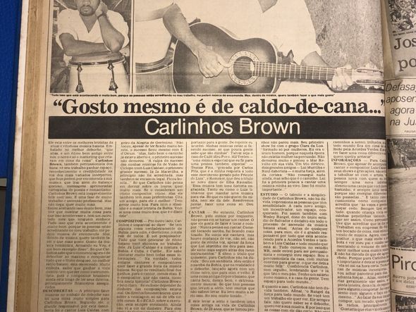 Carlinhos Brown deu sua primeira entrevista da vida para o Jornal CORREIO, em 6/9/1986, com 23 anos. Compositor e percussionista requisitado, revelou à repórter Alcidea de Oliveira, na época, que nunca tinha pensado em cantar por Foto: Arquivo CORREIO