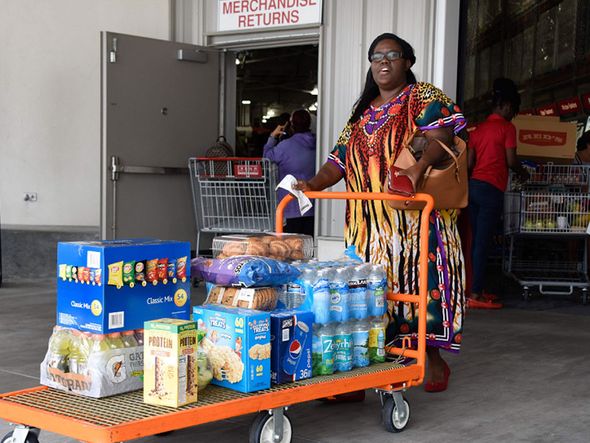 Compras no mercado antes da chegada do furacão por AFP