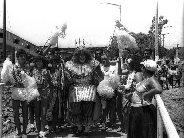 Em 1984, o Rei Momo saiu de Bom Despacho, desembarcou no Yacht Clube, na Barra, para abrir o centésimo Carnaval de Salvador por Foto: Carlos Casaes/Arquivo CORREIO