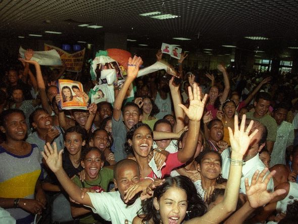 Em outubro de 2001, dupla foi recebida por centenas de fãs no aeroporto. por Edmar Melo/Arquivo CORREIO
