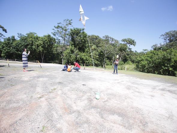 Meninos e meninas montaram foguete com garrafa pet por Foto: Tiago Caldas/CORREIO