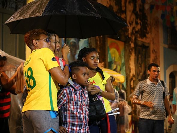 Nem a chuva que caiu no Pelourinho fez com o que o torcedor deixasse de acreditar no talento das brasileiras por Foto: Roberto Abreu/ CORREIO