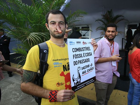 Participante protesta contra uso de combustível fóssil por Arisson Marinho/CORREIO