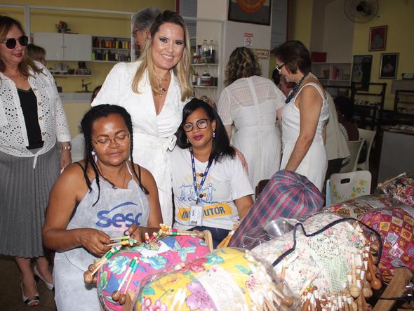 Paula com as artesãs no Centro de Formação Artesanal do Sesc por Divulgação