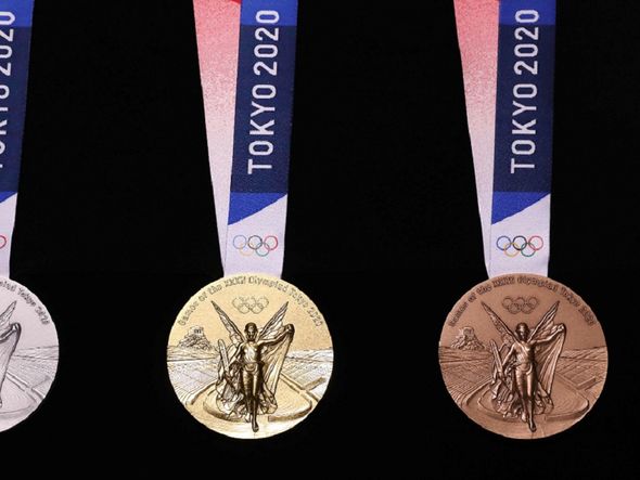 Prata, ouro e bronze: as três medalhas de frente... por  Handout / Tokyo 2020 / AFP