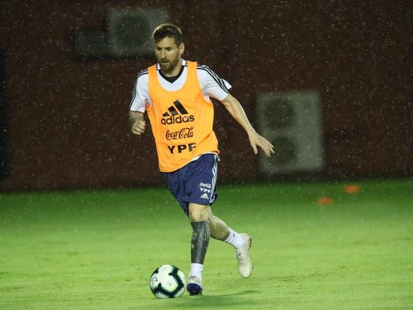 Torcida do Vitória já pode dizer que Messi bateu bola no Barradão por AFA / Divulgação