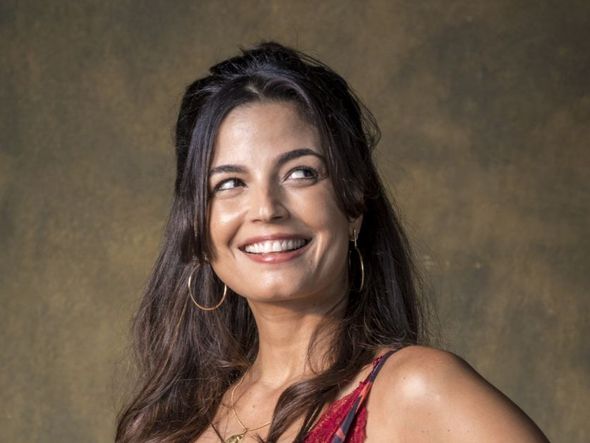 Zuleika (Emanuelle Araújo) vai namorar Almeidinha (Danton Mello), que conhecerá em um app de relacionamento por TV Globo