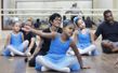 Alunas e mentores repetem movimentos do balé(Marina Silva/CORREIO)