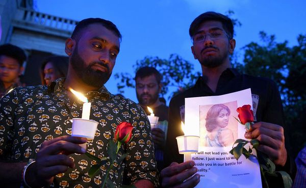 Ativistas dos direitos humanos participam de uma vigília em Bangalore, como parte do dia de Internacional dos Trangênero, em memória daqueles que morreram vítimas da  transfobia.  por MANJUNATH KIRAN / AFP