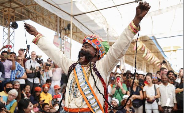 Campeonato de bigodes na Feira de Camelos Pushka, em Rajasthan, na Índia. por HIMANSHU SHARMA / AFP