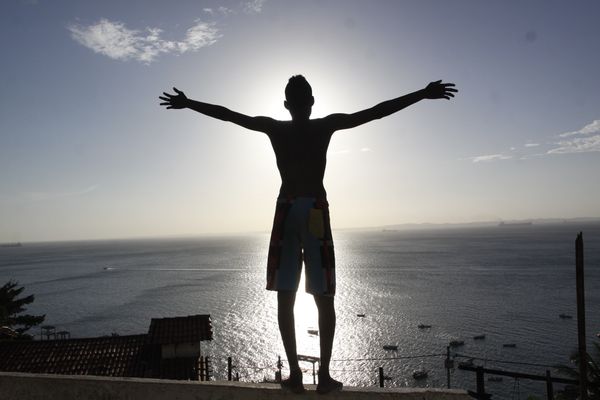 Contra luz de um menino em dia de sol