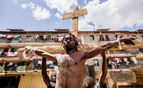 Cristãos reencenam o caminho da Cruz, ou a paixão de Jesus Cristo, durante uma comemoração de sexta-feira na favela de Kibera de Nairobi. por BRIAN OTIENO / AFP