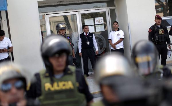 Hospital de emergência Casimiro Ulloa em Lima, onde o ex presidente peruano Alan Garcia foi socorrido após disparar um tiro contra a cabeça em sua casa enquanto a polícia estava prestes a prendê-lo devido a acusações de corrupção.  por LUKA GONZALES / AFP
