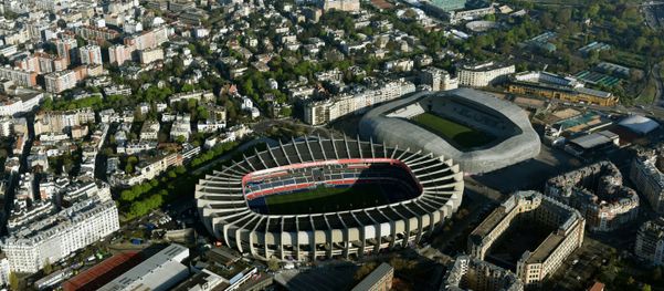 Parc des Princes: localizado na capital Paris, é o estádio mais conhecido do Mundial. Pertence ao PSG e comporta 48.583 espectadores