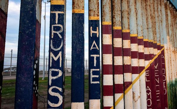 Parte do muro da fronteira EUA-México é vista de Tijuana, no estado de Baja California, México. por GUILLERMO ARIAS/AFP