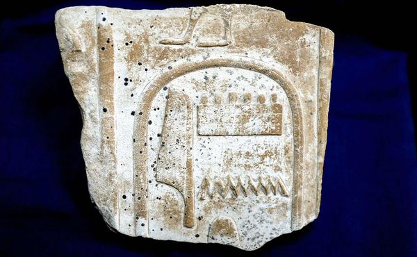 Relevo egípcio que estava em exibição no templo de Karnak, em Luxor mostra um fragmento de cártula esculpida do rei Amonhotep I da dinastia 18 (16-13 a.c.), recuperado do Reino Unido  depois que ele foi contrabandeadas para fora do Egito. por EGYPTIAN MINISTRY OF ANTIQUITIES/AFP