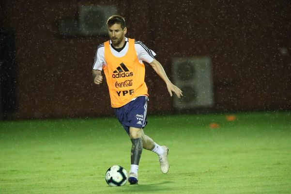 Torcida do Vitória já pode dizer que Messi bateu bola no Barradão por AFA / Divulgação