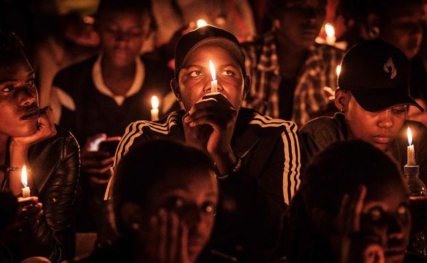 Vigília e oração no estádio Amahoro, como parte do dia em memória ao genocídio de 1994, em Kigali, Ruanda, quando mais de 800.000 pessoas foram chacinadas. por YASUYOSHI CHIBA / AFP