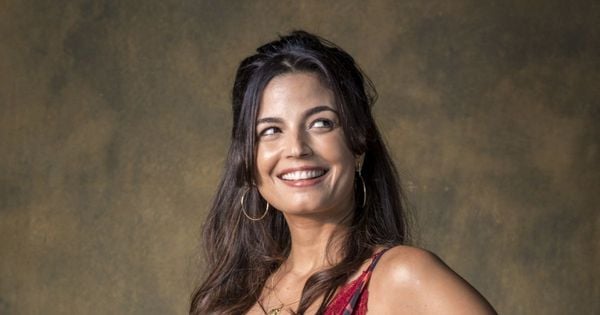 Zuleika (Emanuelle Araújo) vai namorar Almeidinha (Danton Mello), que conhecerá em um app de relacionamento