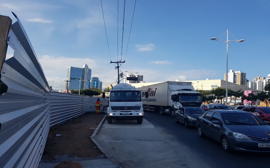 Caminhões e veículos dos Correios utilizam calçada como