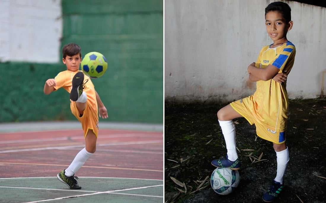 2 Jogadores De Futebol Das Crianças Na Luta Para a Bola Em Um