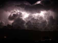 Imagem - Tempestade chegou? Veja como proteger TV, geladeira e eletrônicos sem tirar tudo da tomada