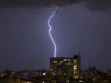 Imagem - Sem banho e celular: veja dicas para se proteger dos raios e trovões durante a chuva